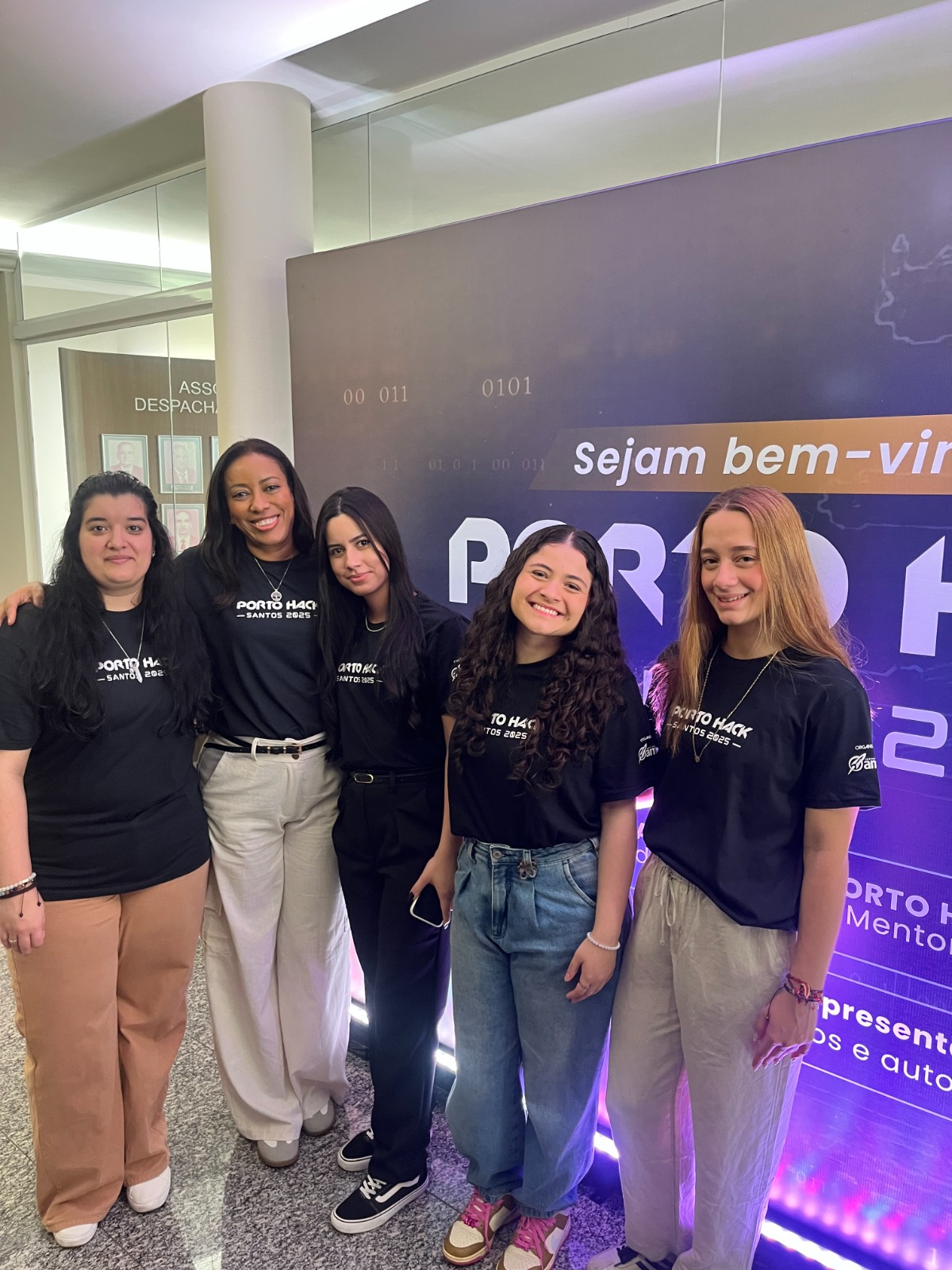 Equipe de mentoras no Porto Hack Santos 2025