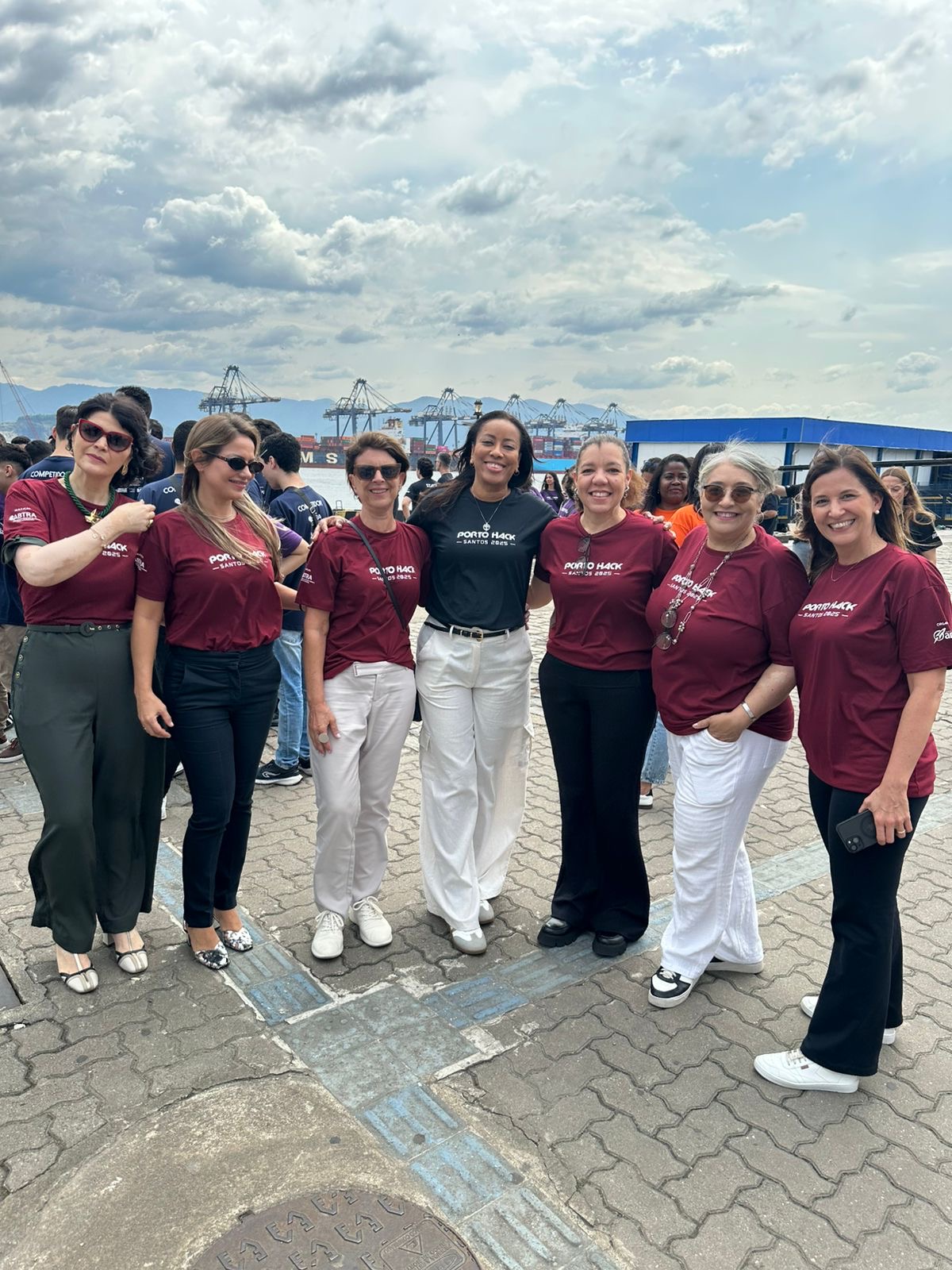 Time de organizadoras do Porto Hack em frente ao porto de Santos